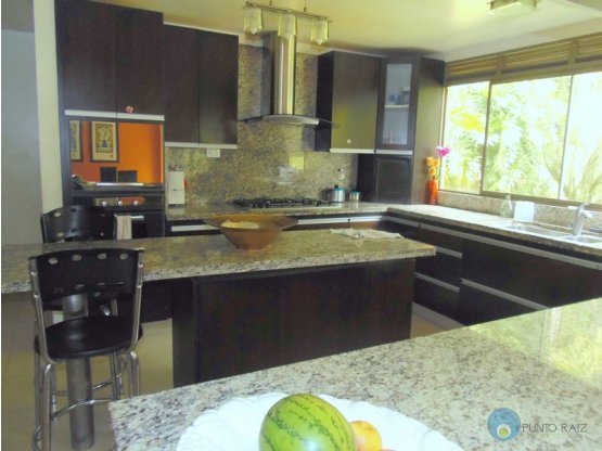 Vendo Casa exclusiva en urbanizacion del Poblado -MEDELLIN
