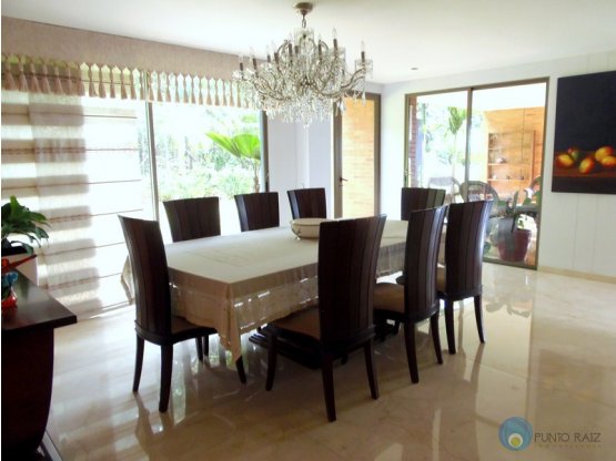 Vendo Casa exclusiva en urbanizacion del Poblado -MEDELLIN