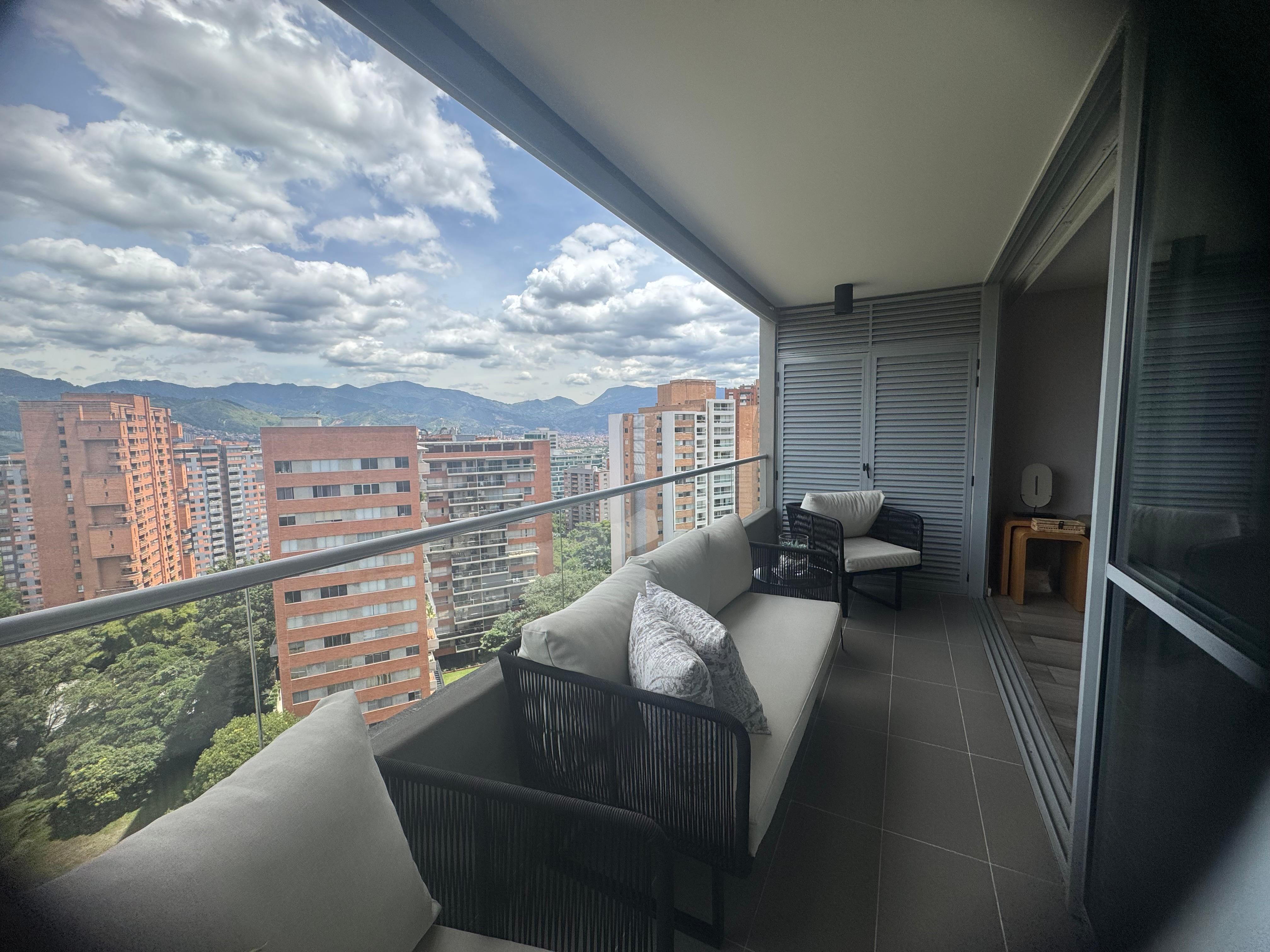 VENDO APARTAMENTO EN EL POBLADO CERCA AL CENTRO COMERCIAL SANTAFE