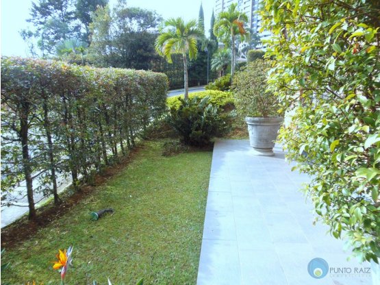 Vendo Casa exclusiva en urbanizacion del Poblado -MEDELLIN
