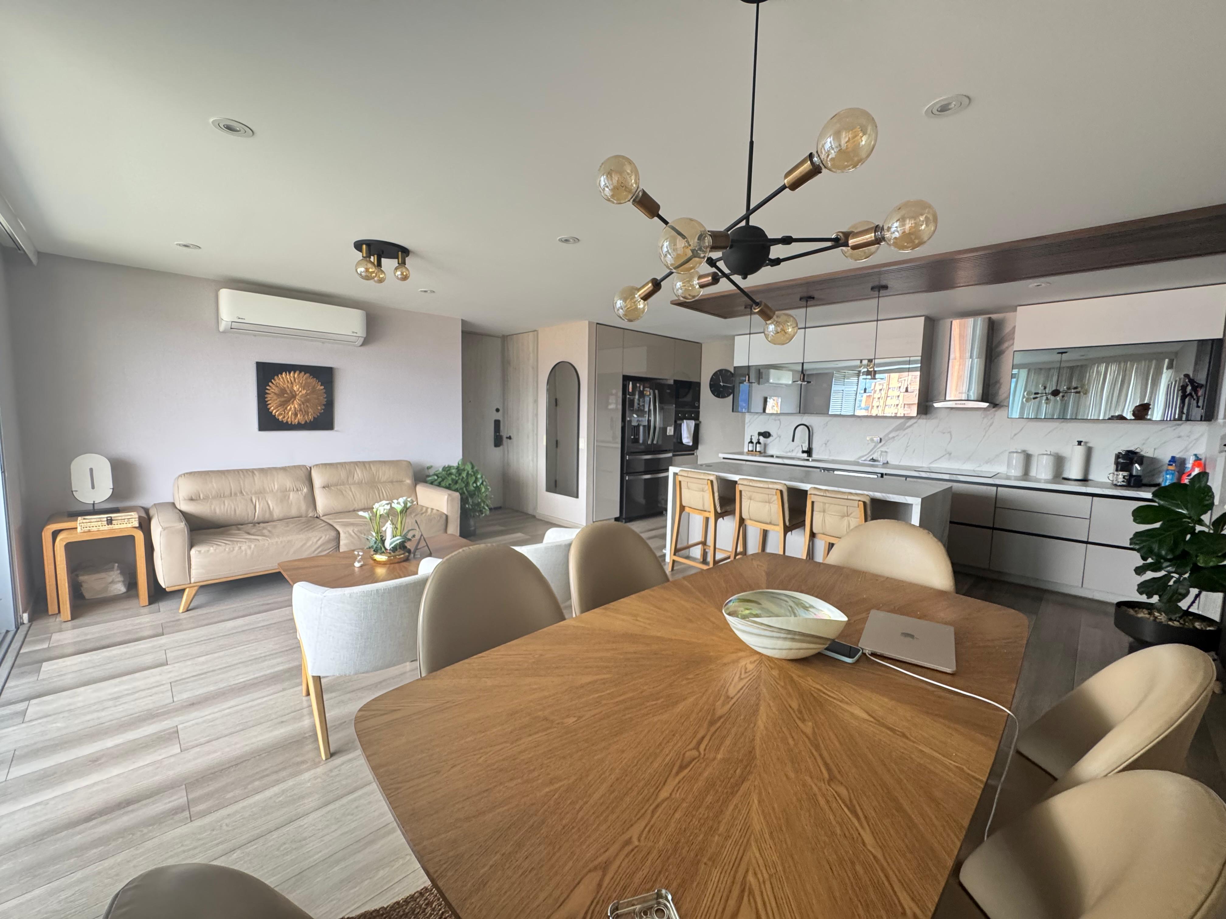 VENDO APARTAMENTO EN EL POBLADO CERCA AL CENTRO COMERCIAL SANTAFE