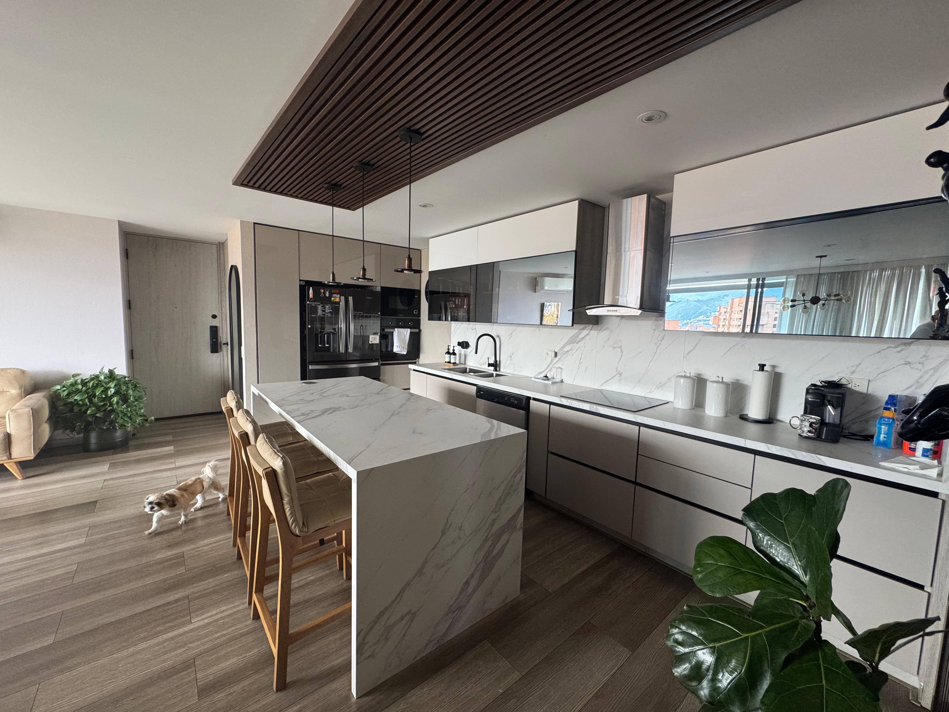 VENDO APARTAMENTO EN EL POBLADO CERCA AL CENTRO COMERCIAL SANTAFE