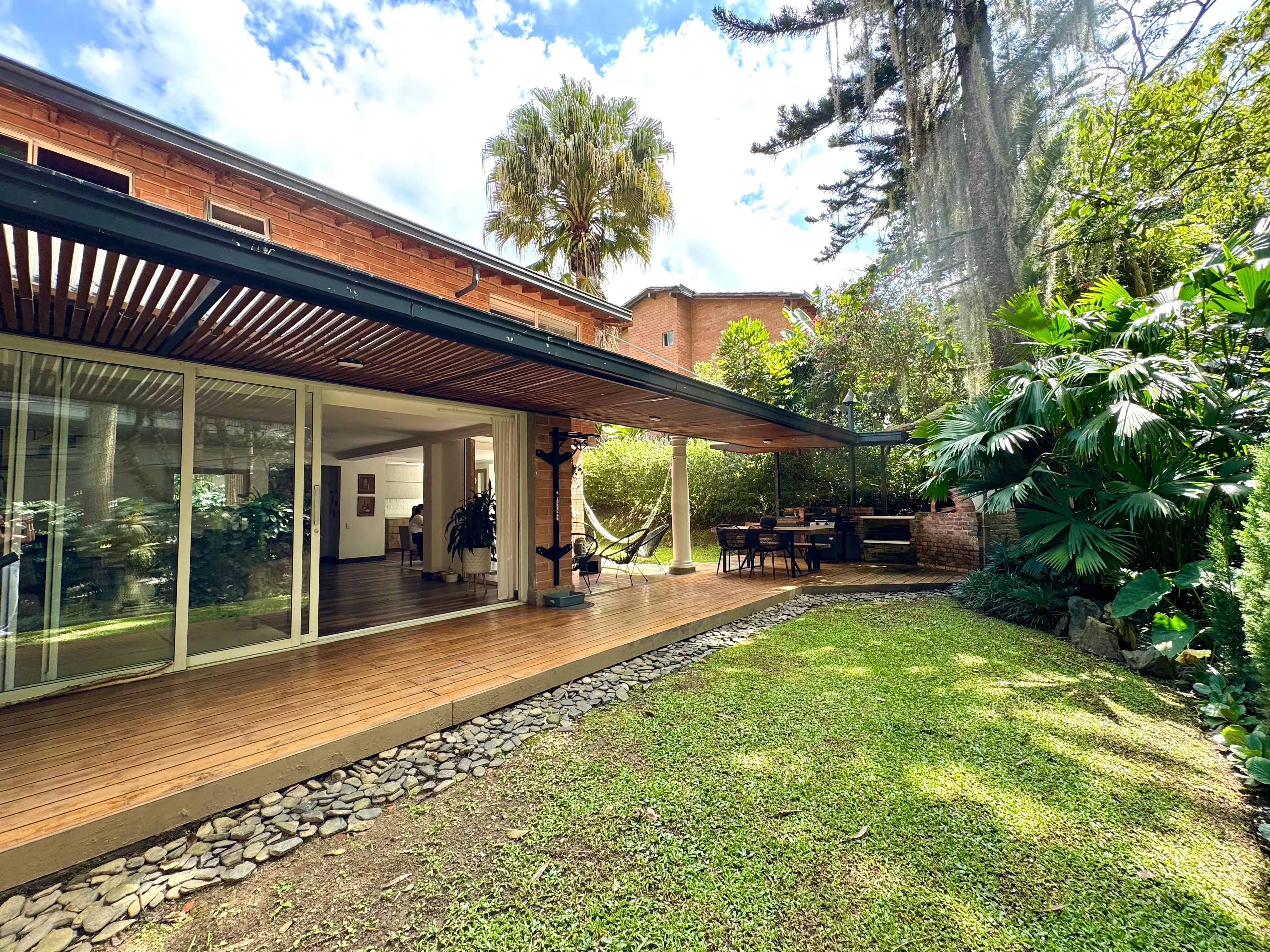 VENTA CASAEN URBANIZACION  MEDELLIN POBLADO SAN LUCAS