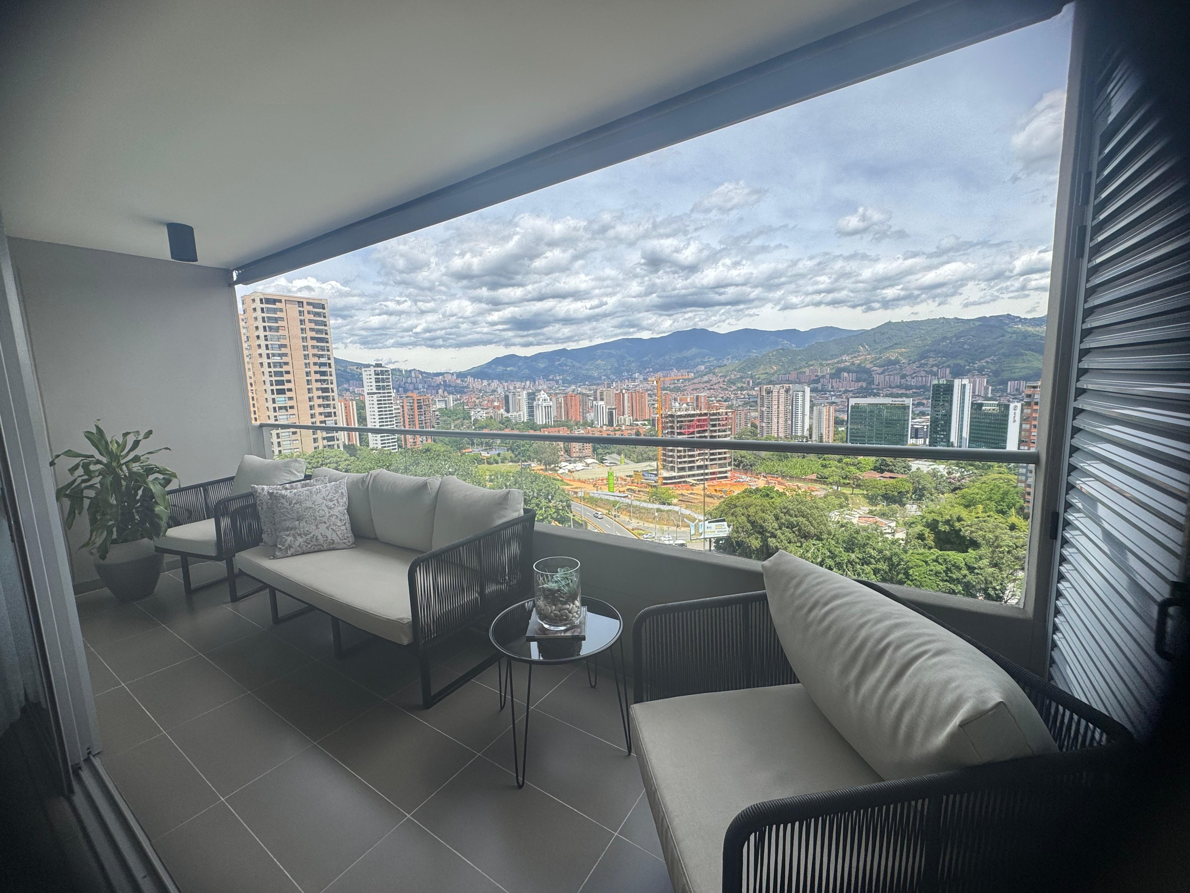 VENDO APARTAMENTO EN EL POBLADO CERCA AL CENTRO COMERCIAL SANTAFE