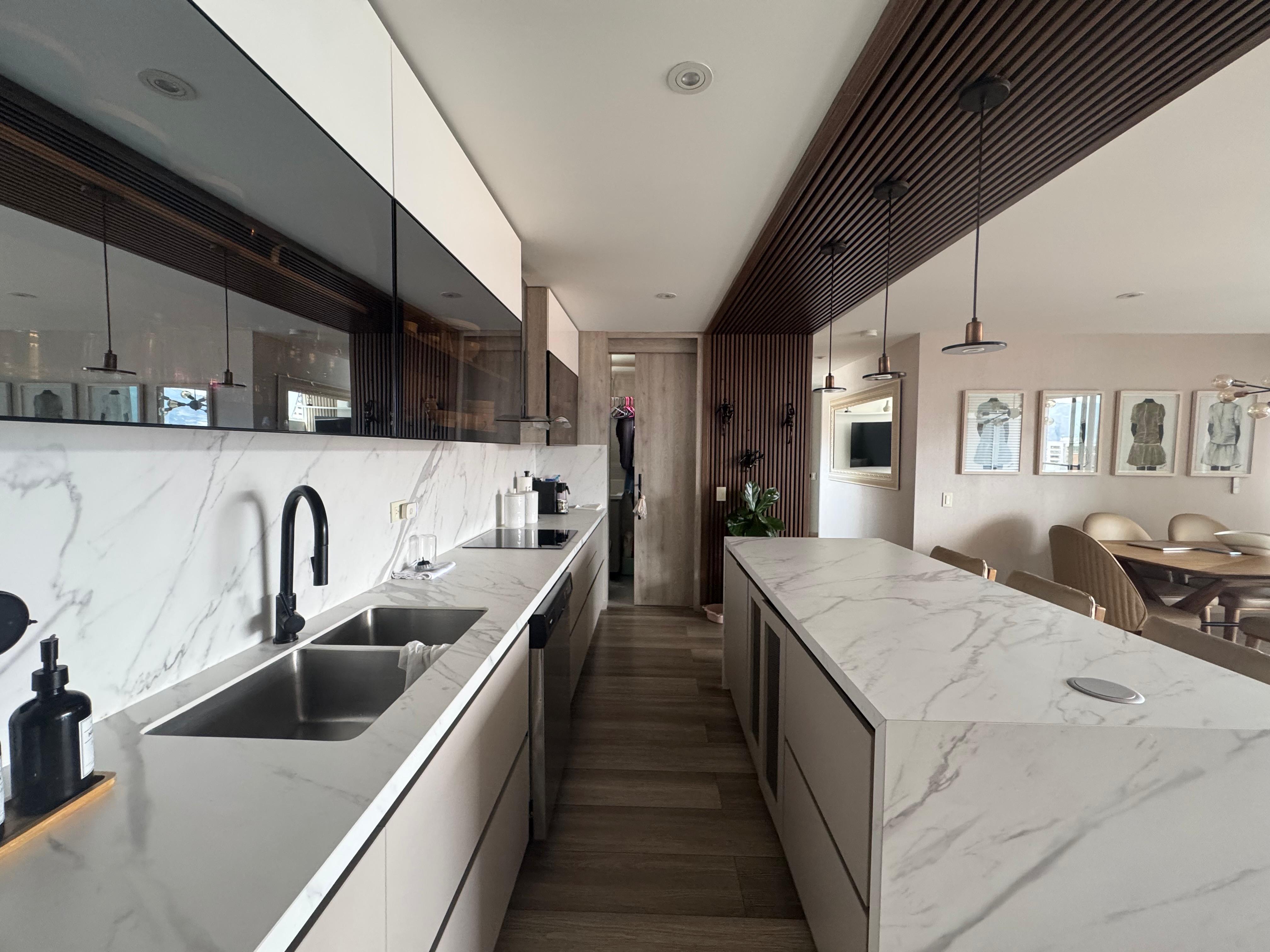 VENDO APARTAMENTO EN EL POBLADO CERCA AL CENTRO COMERCIAL SANTAFE