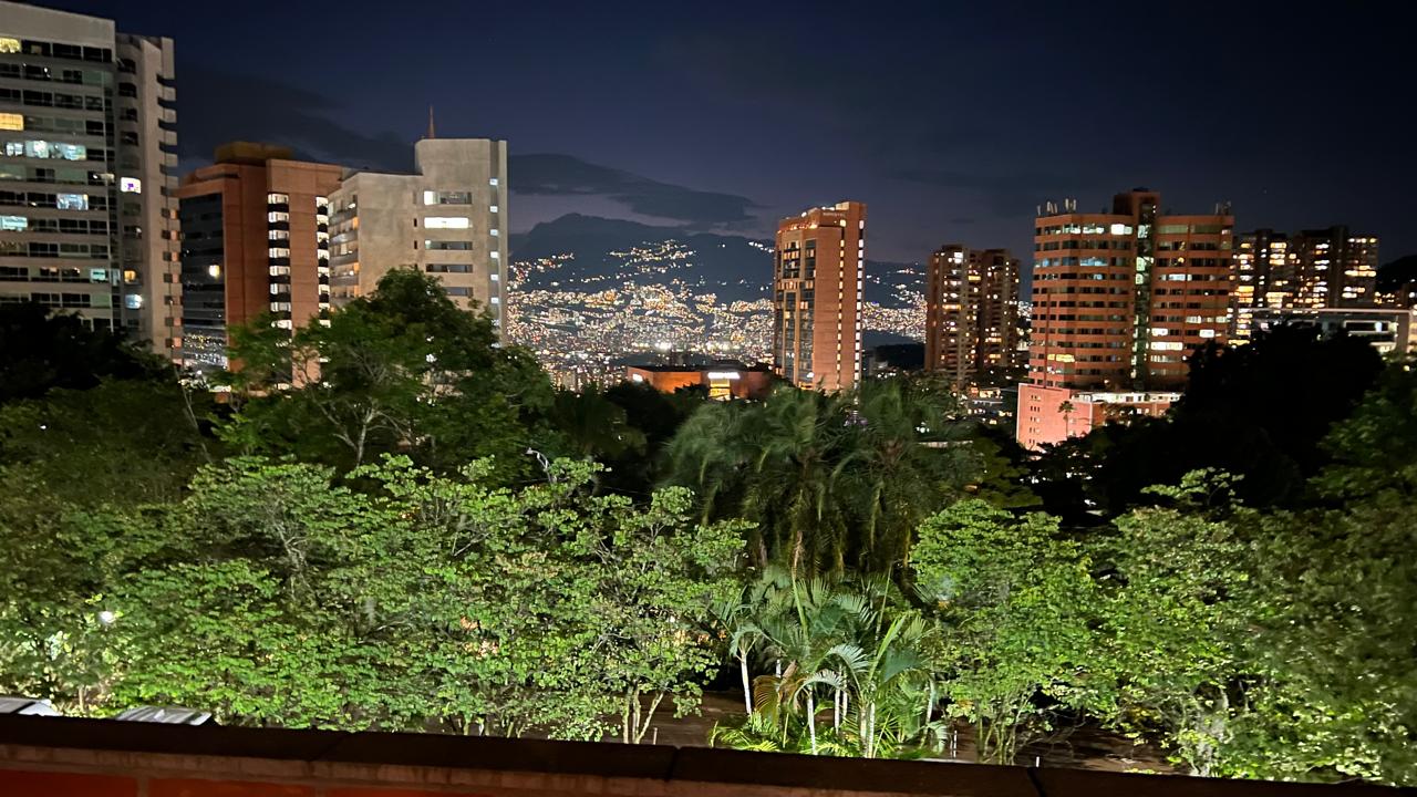 VENTA APARTAMENTO CON TERRAZA EL POBLADO CERCA AL TESORO