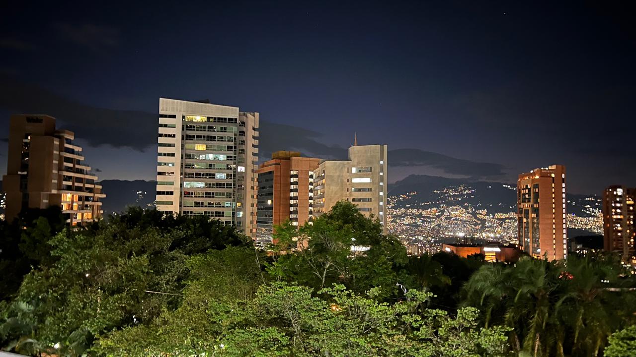 VENTA APARTAMENTO CON TERRAZA EL POBLADO CERCA AL TESORO