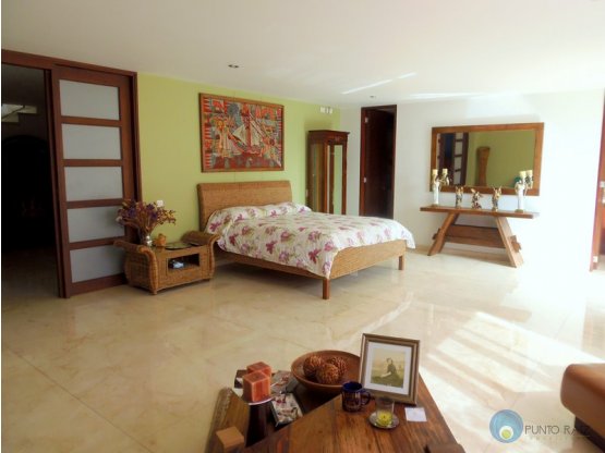 Vendo Casa exclusiva en urbanizacion del Poblado -MEDELLIN