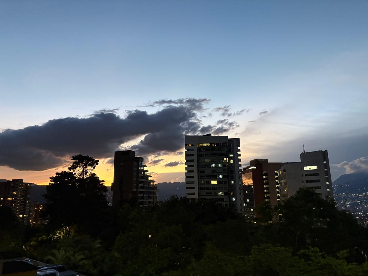 VENTA APARTAMENTO CON TERRAZA EL POBLADO CERCA AL TESORO