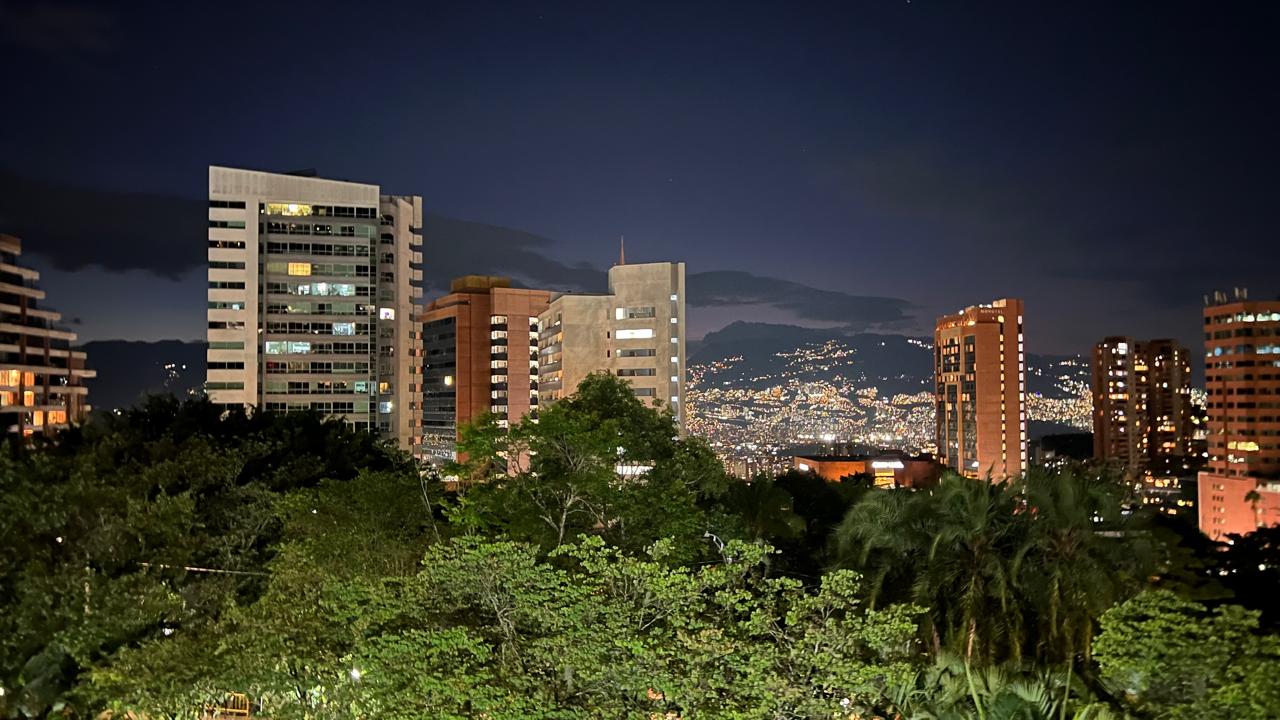 VENTA APARTAMENTO CON TERRAZA EL POBLADO CERCA AL TESORO