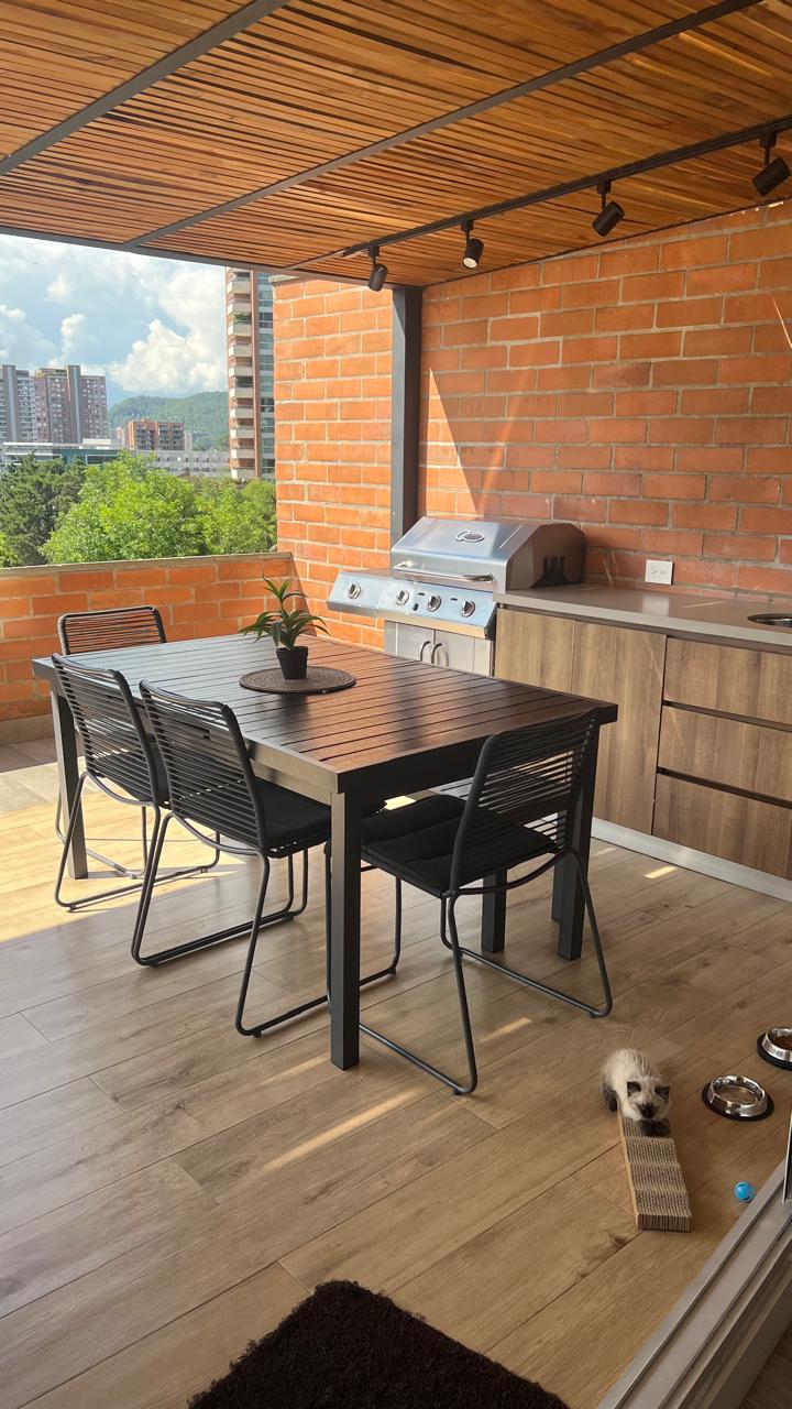 VENTA APARTAMENTO CON TERRAZA EL POBLADO CERCA AL TESORO