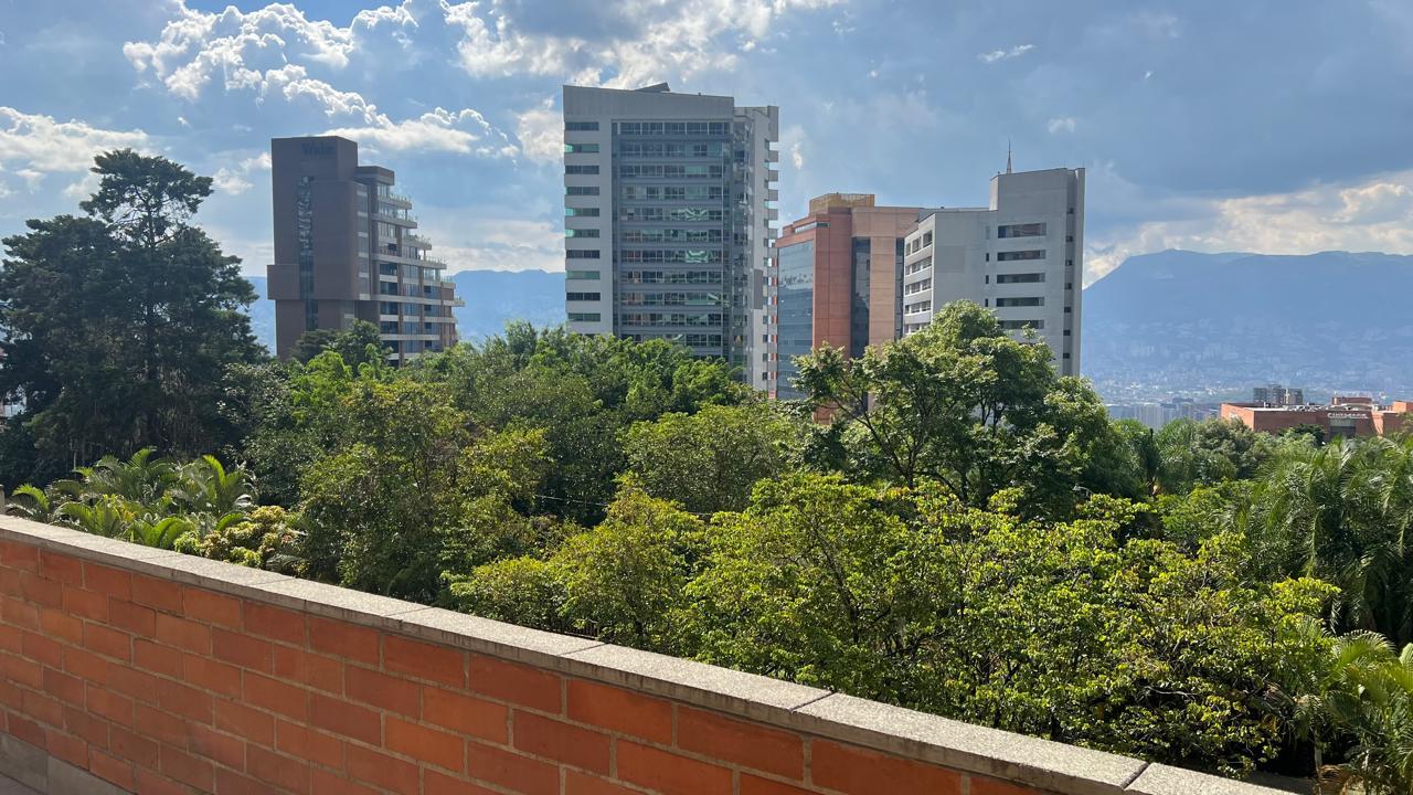 VENTA APARTAMENTO CON TERRAZA EL POBLADO CERCA AL TESORO