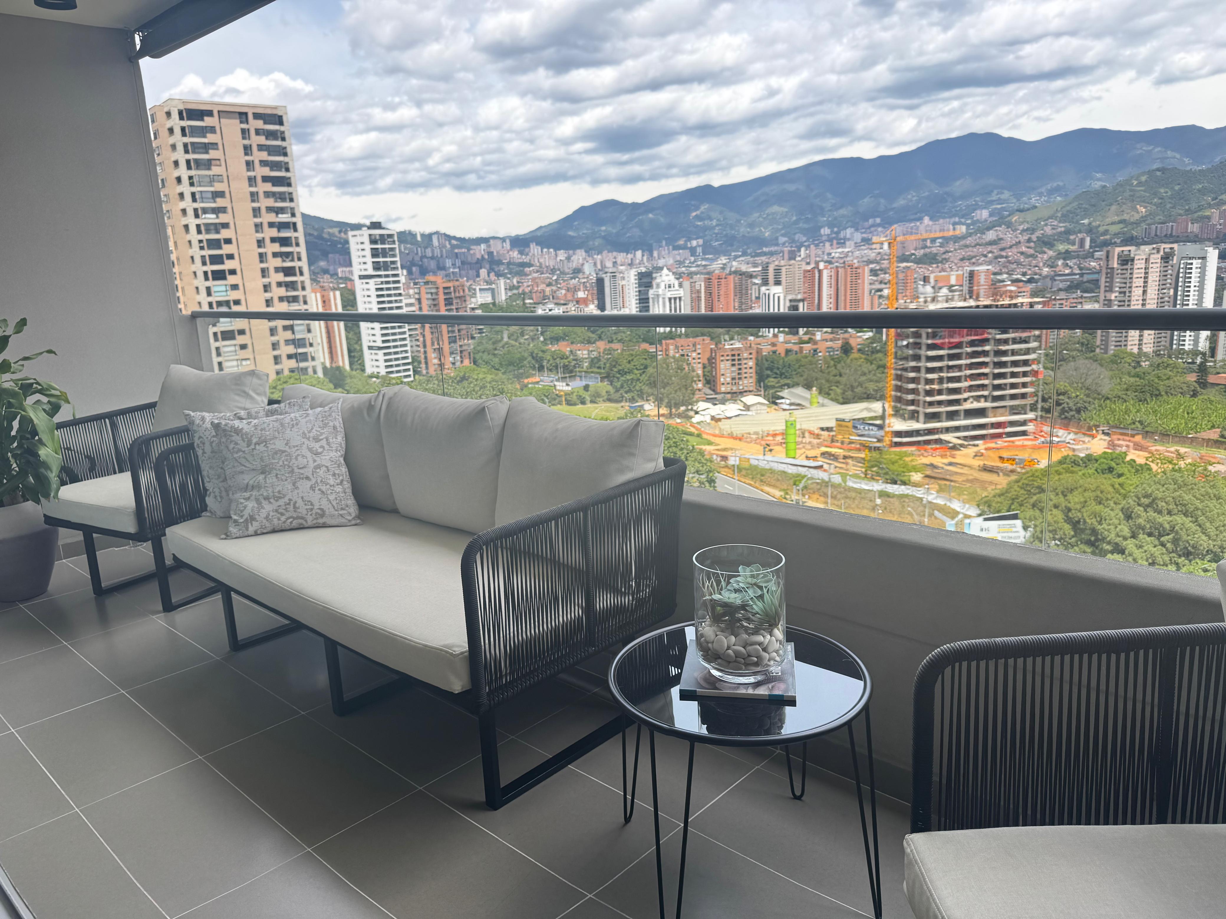 VENDO APARTAMENTO EN EL POBLADO CERCA AL CENTRO COMERCIAL SANTAFE