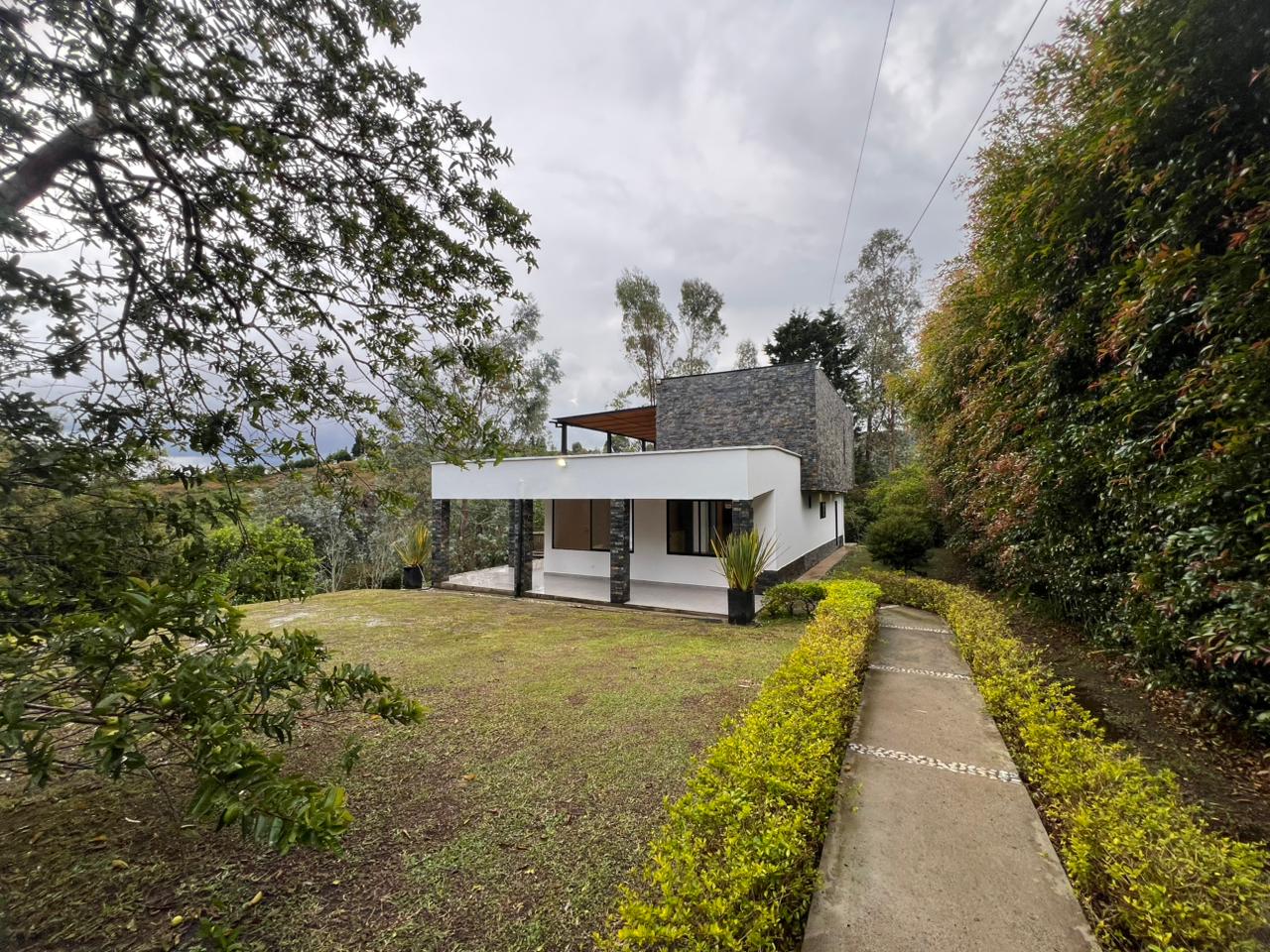 EN VENTA – CASA CAMPESTRE A 10 MINUTOS DEL AEROPUERTO JMC