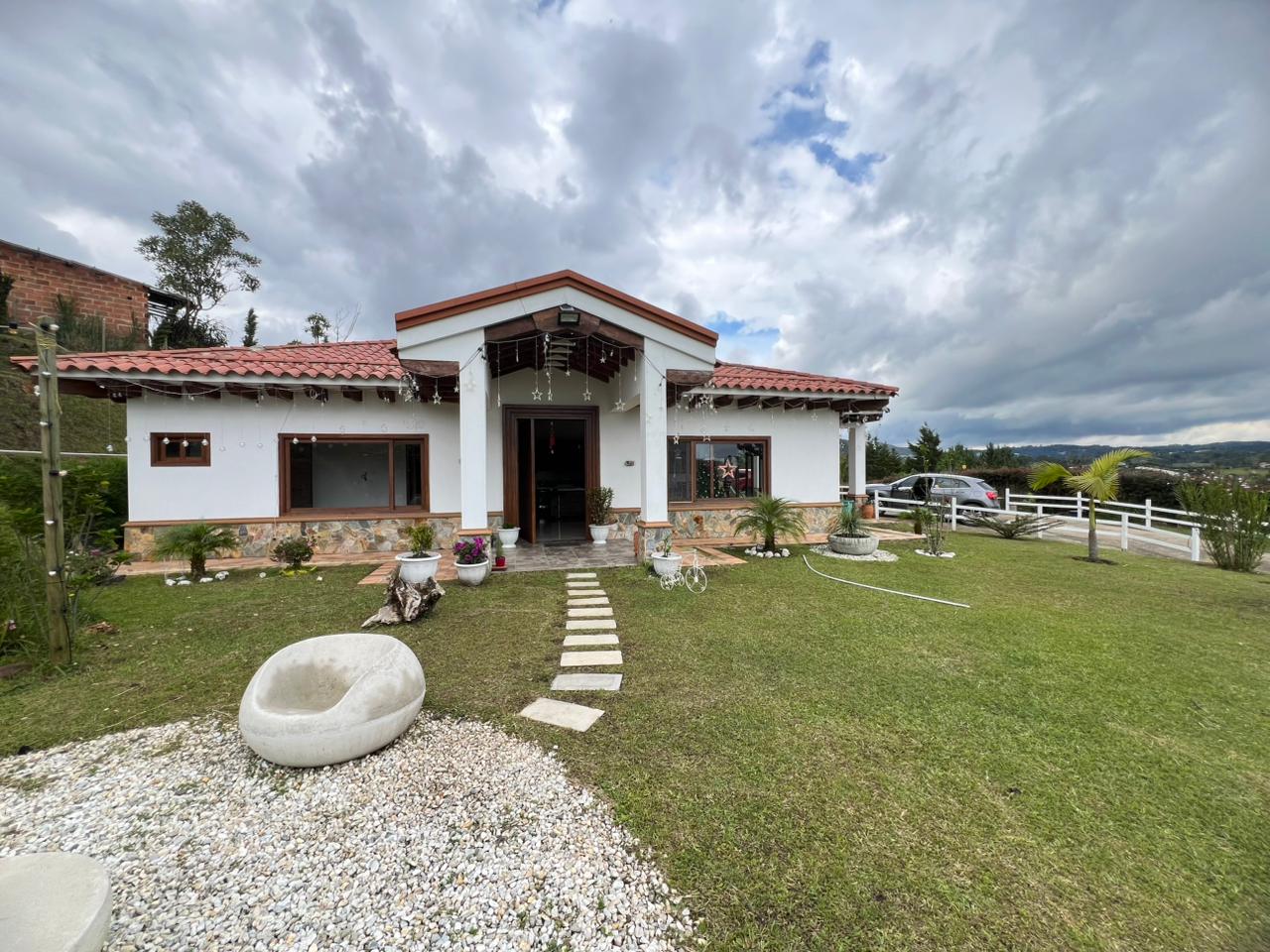  EN VENTA – CASA CAMPESTRE ESTILO COLONIAL – AUTOPISTA MEDELLÍN–BOGOTÁ