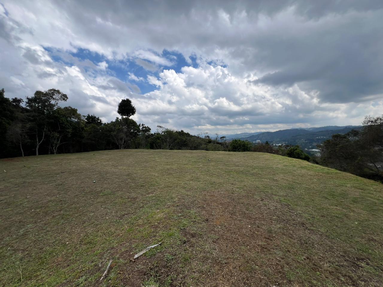 EN VENTA – LOTE EN PARCELACIÓN CERCA A LA AUTOPISTA MEDELLÍN – BOGOTA 