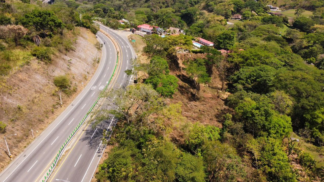 Foto 2 de Lote Comercial Alta Mixtura sobre la Vía Principal