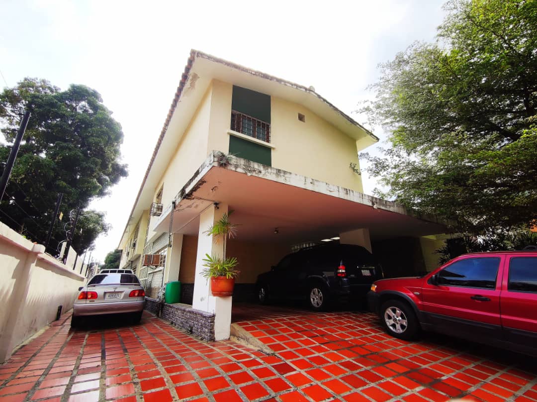 Se Alquila casa 1000m² 6h+s∕ 8b+s∕ 12p en Altamira 1