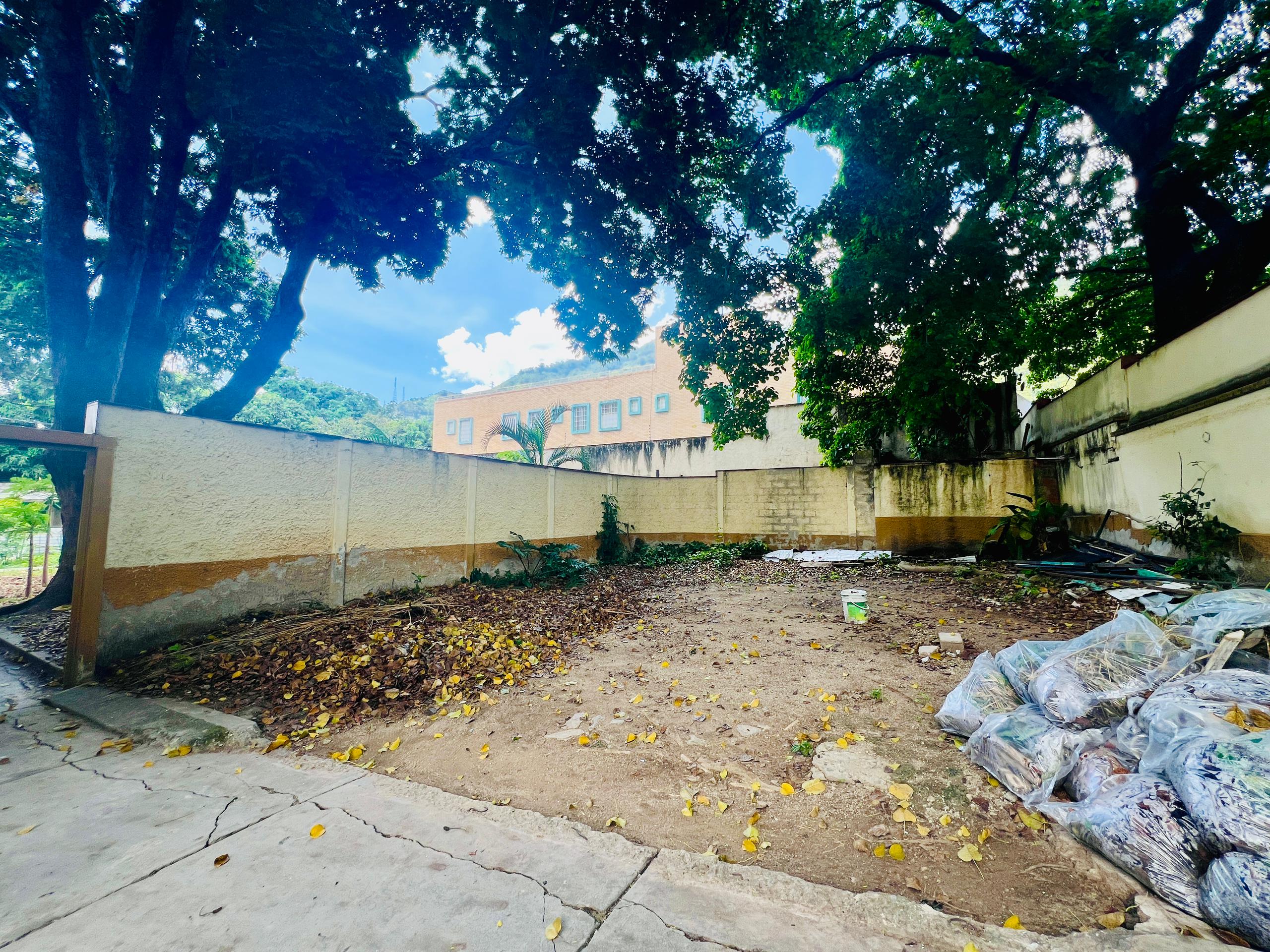 Se vende terreno 2017m² Alta Florida 5