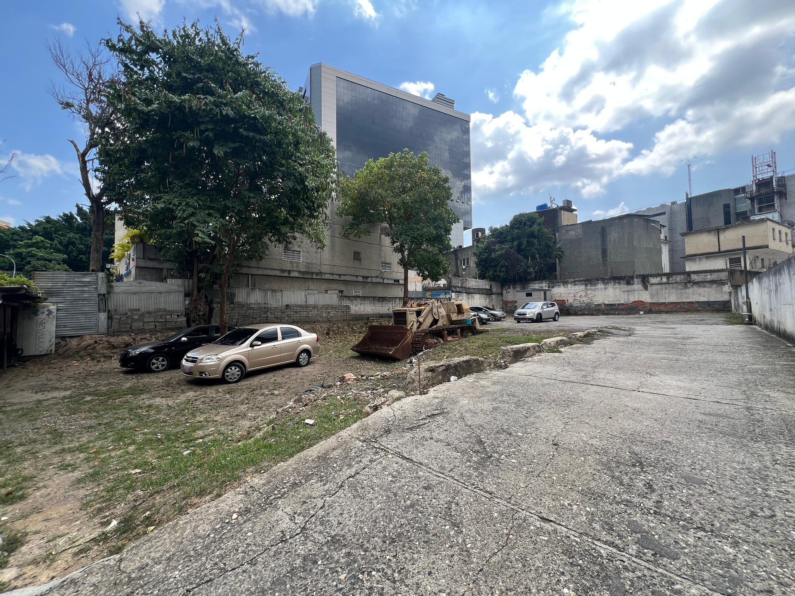 Se vende terreno 870m² Las Mercedes 5