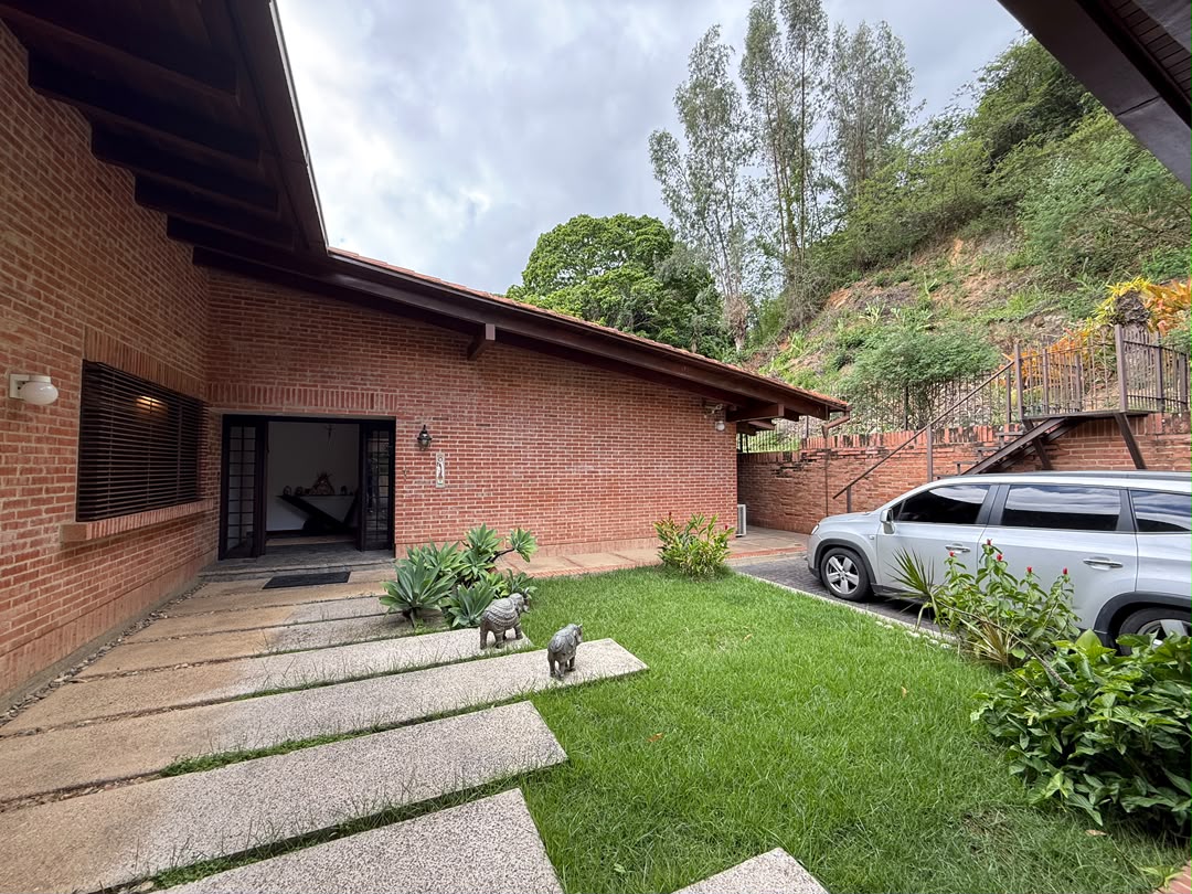 Se vende casa 2058m² 4h+2s/3b+s/8p Cerro Verde 4