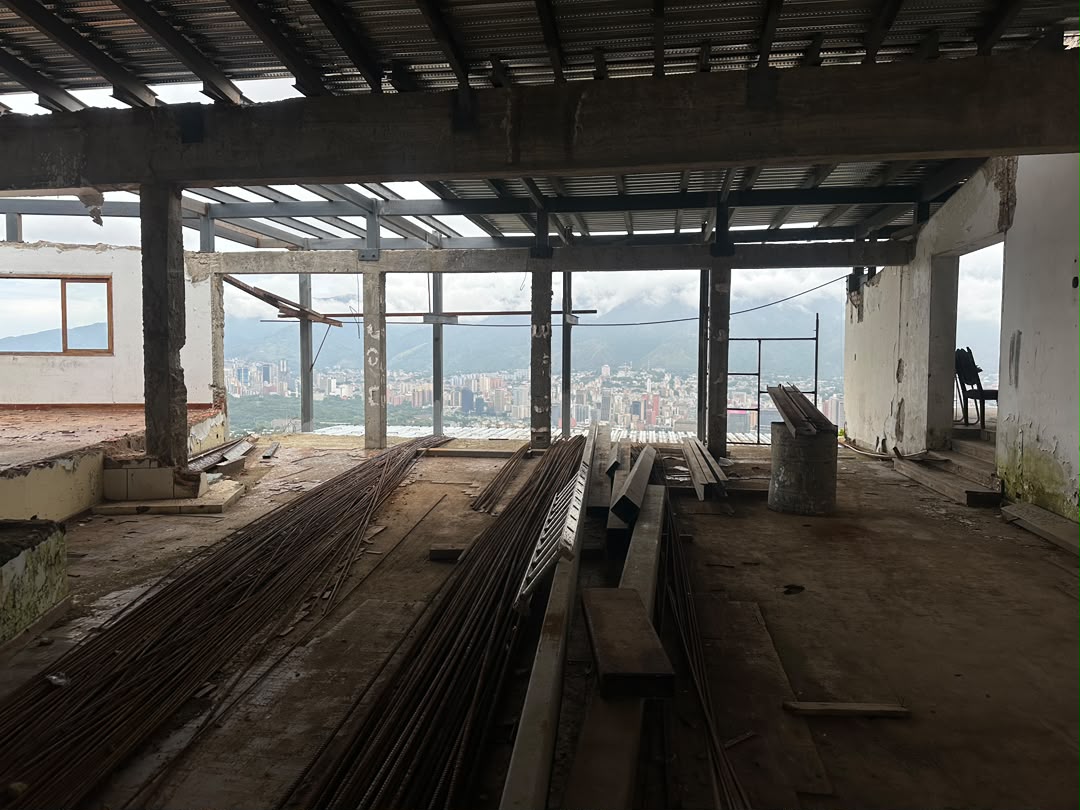 Se vende casa 1240m²  Colinas de Bello Monte 5