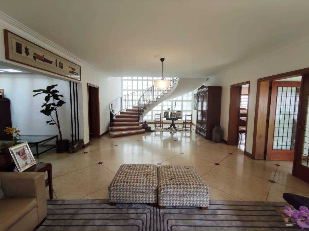 Se Alquila casa 1000m² 6h+s∕ 8b+s∕ 12p en Altamira 5