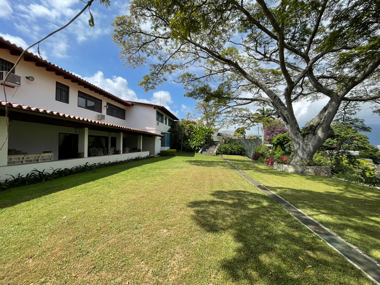 Se vende Casa 3000m² 7h+2s/9b+2s/11p Lomas del Mirador 1
