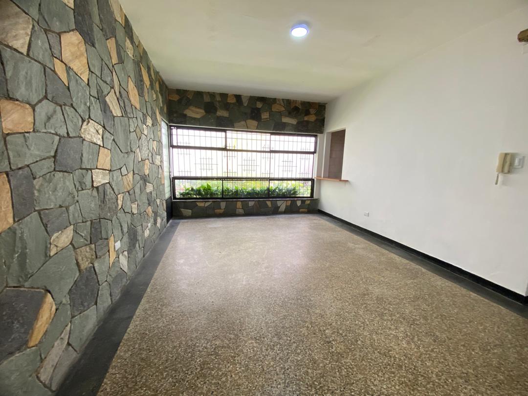 Se Alquila Planta Baja de Casa 480m² 4h+s/ 3b+s/4e en Altamira 5