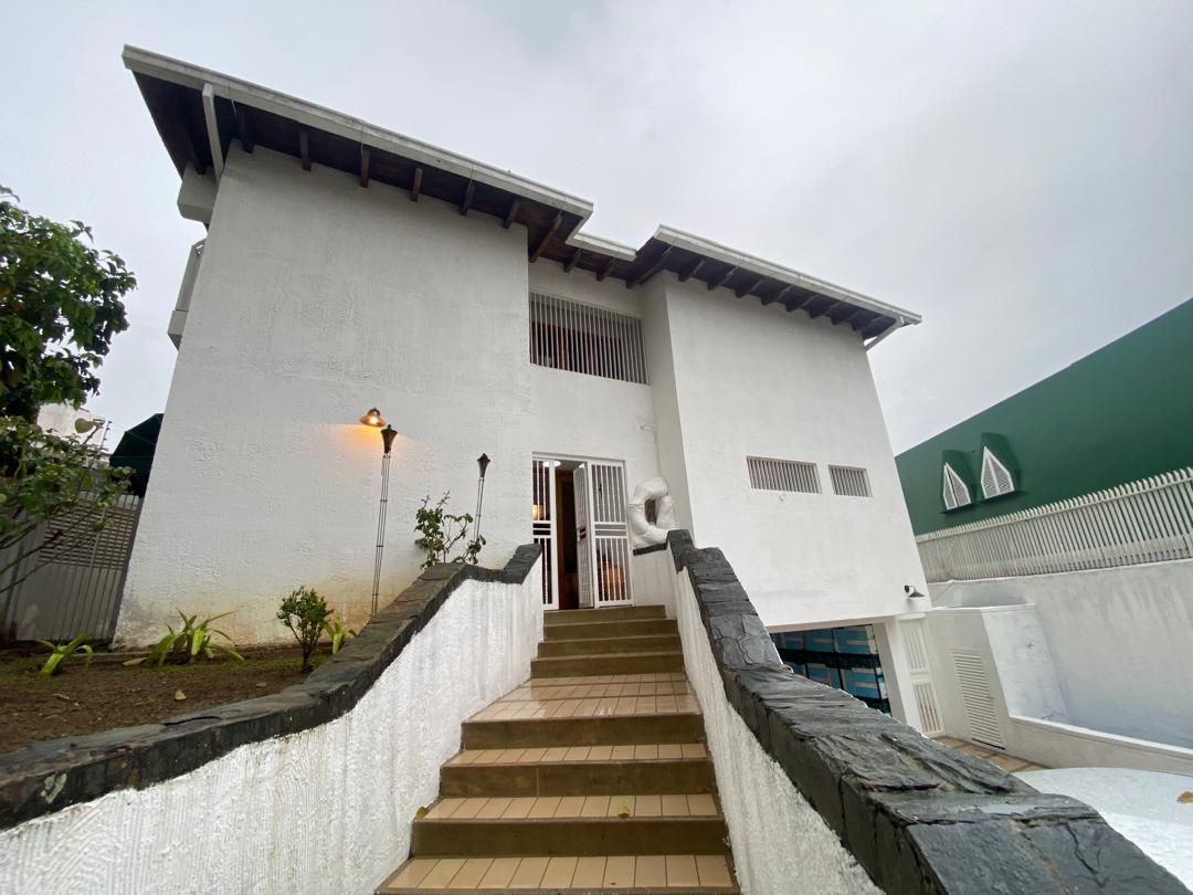 Se vende casa 608m² 7h+s/8b+s/6e Colinas de tamanaco - Otras fotos
