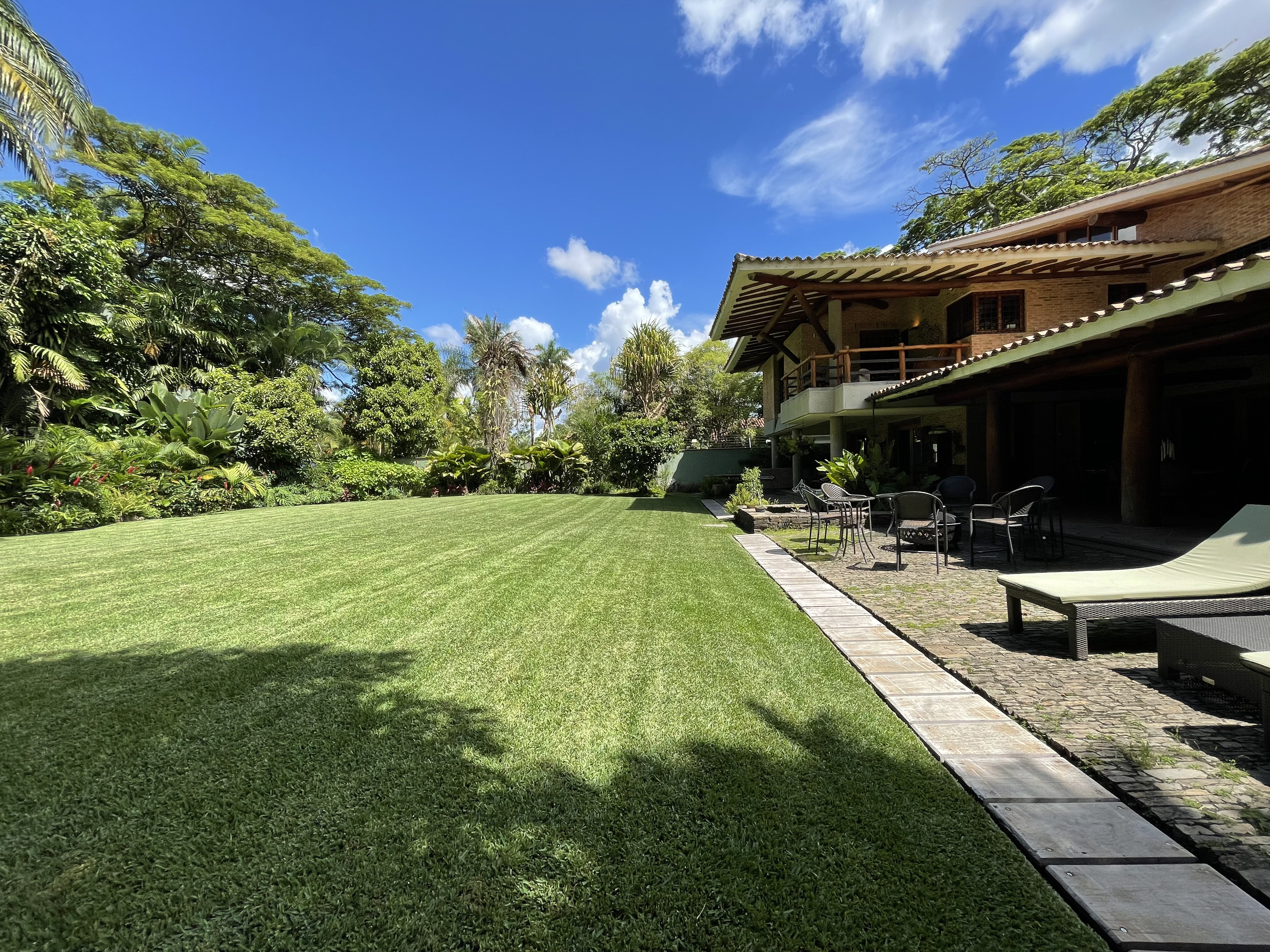Se vende casa 2200m² 4h+s/4b+s/13e Country club 2