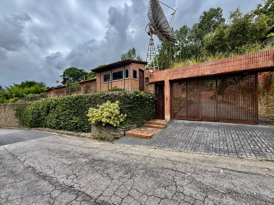 Se vende casa 2058m² 4h+2s/3b+s/8p Cerro Verde 1