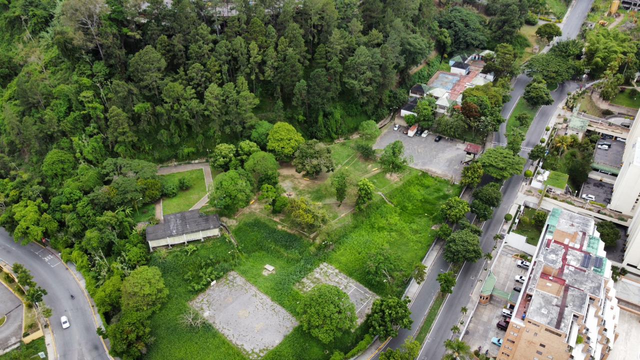 Se alquila terreno 1900m² en Los Samanes 1