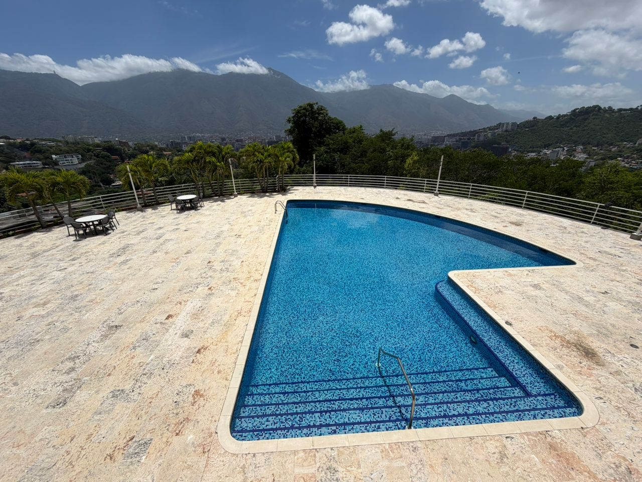 Se vende/alquila Apto 387m² 4h+2s/5b+s/5p Colinas de Valle Arriba 2