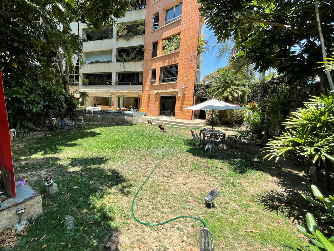 Se vende Apto 900m² 5h/6b/4p Los Palos Grandes 1