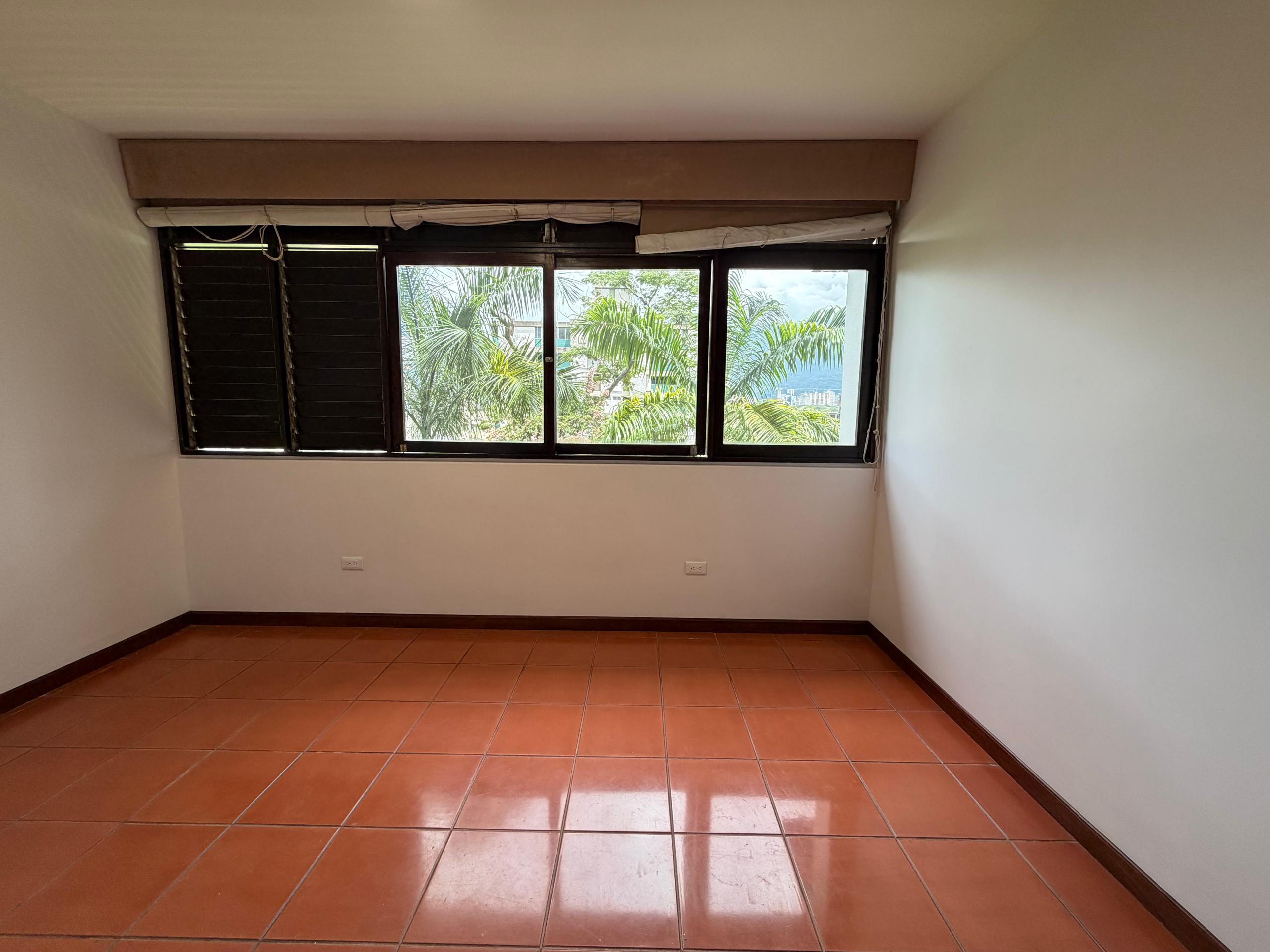 Se alquila Apto 165m² 3h+s/2b+s/2p Lomas de Chuao 3