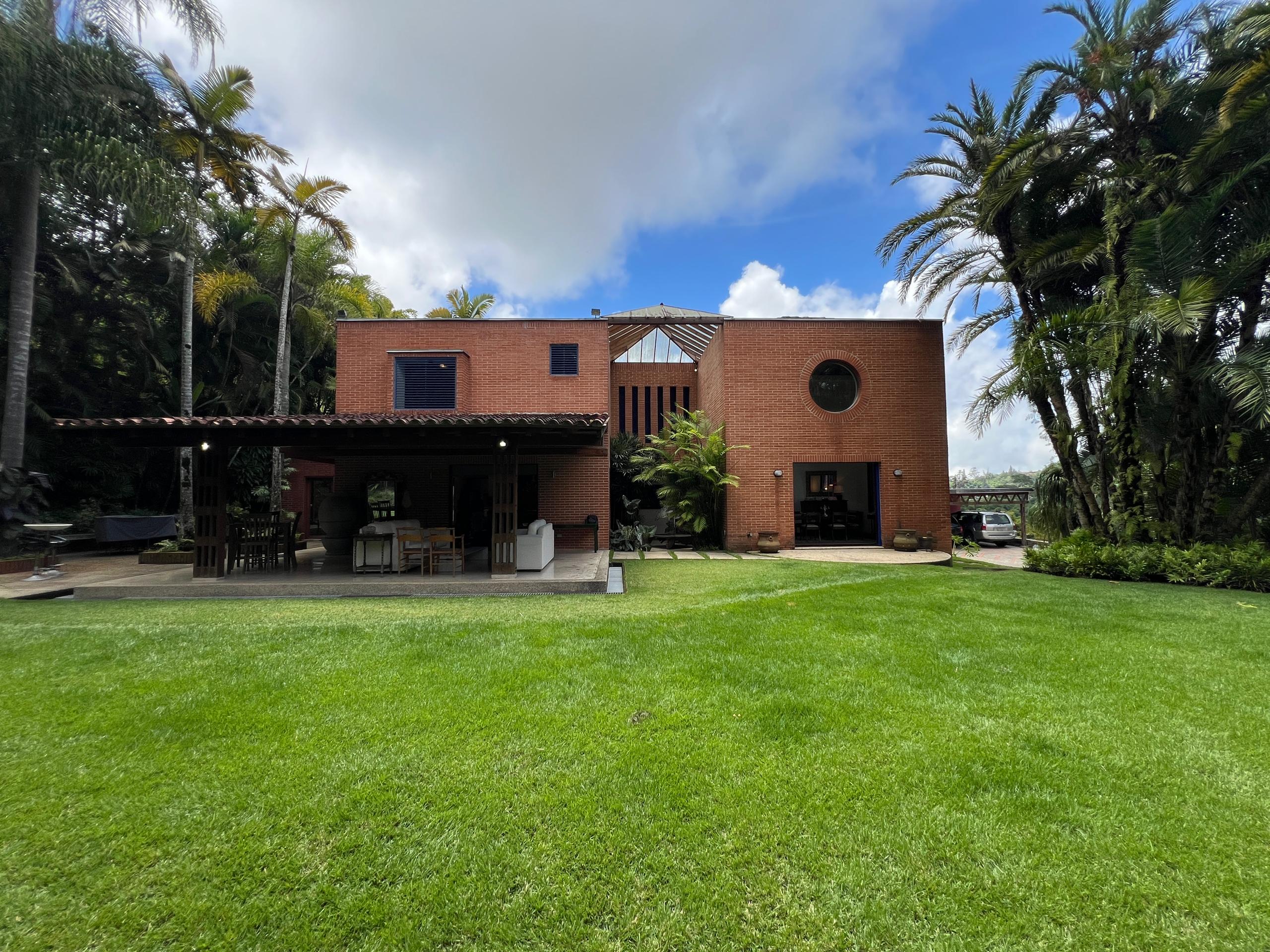 Se vende Casa 1.890m² 4h+2s/4.5b+s/6p Alto Hatillo 3