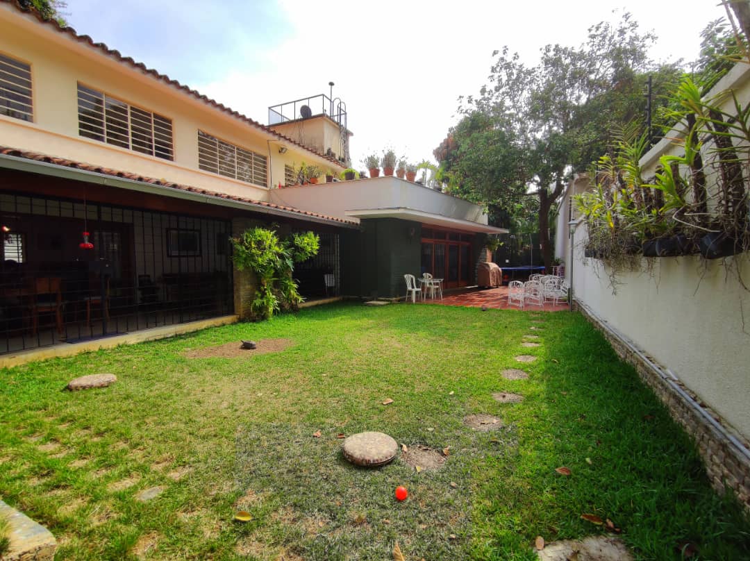 Se Alquila casa 1000m² 6h+s∕ 8b+s∕ 12p en Altamira 3