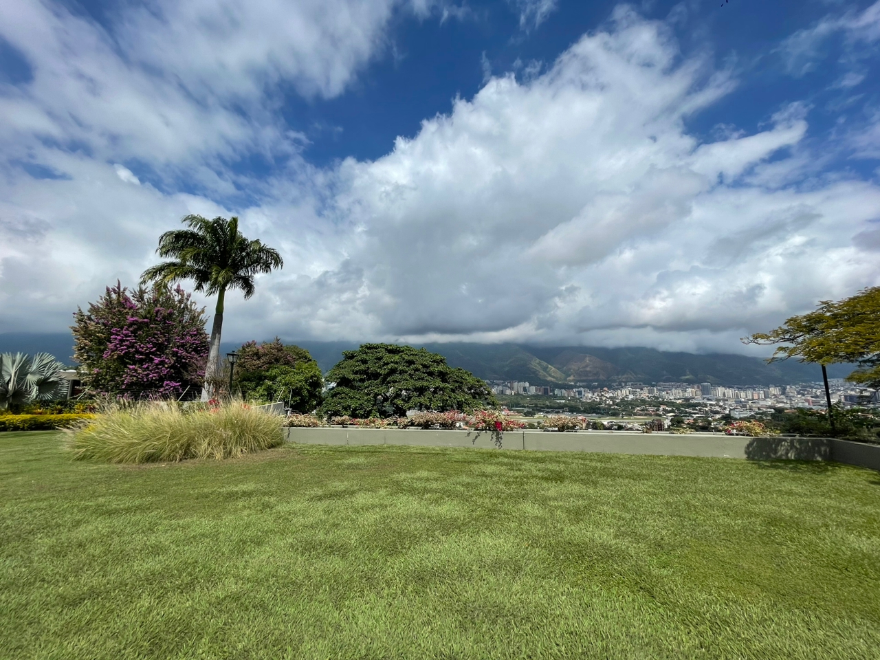 Se vende Casa 3000m² 7h+2s/9b+2s/11p Lomas del Mirador 3