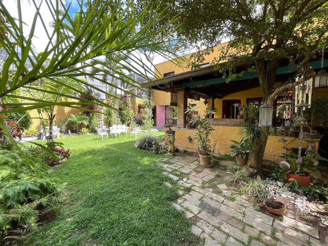 Se vende casa 630m² 4h+2s/3b+s/4e Los Palos Grandes - Otras fotos
