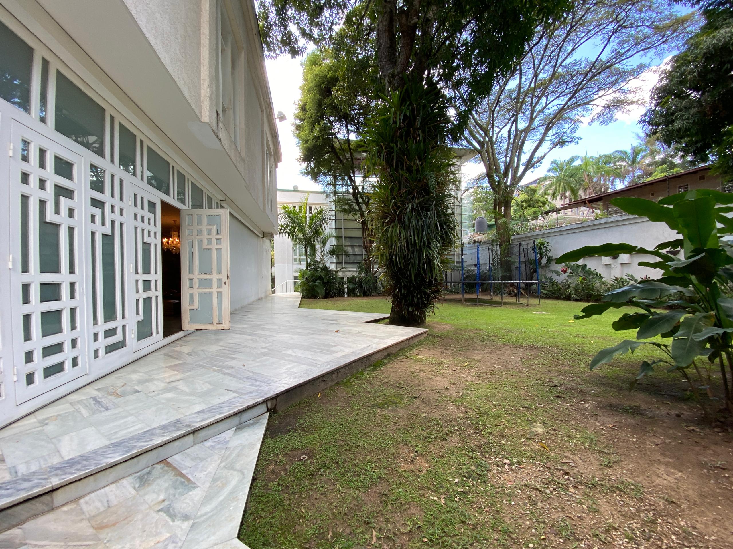 Se Alquila Casa 1400m² 5h+s/ 5b+s/ 10e La Floresta 4