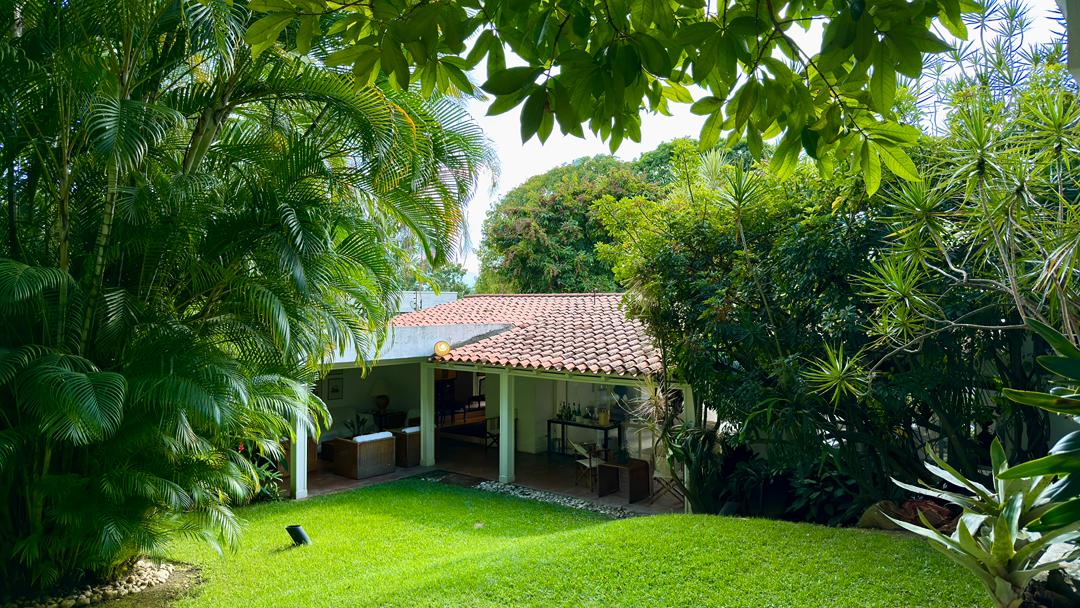 Se vende casa 1000m² 5h+3s/4b+s/4p Altamira - Otras fotos