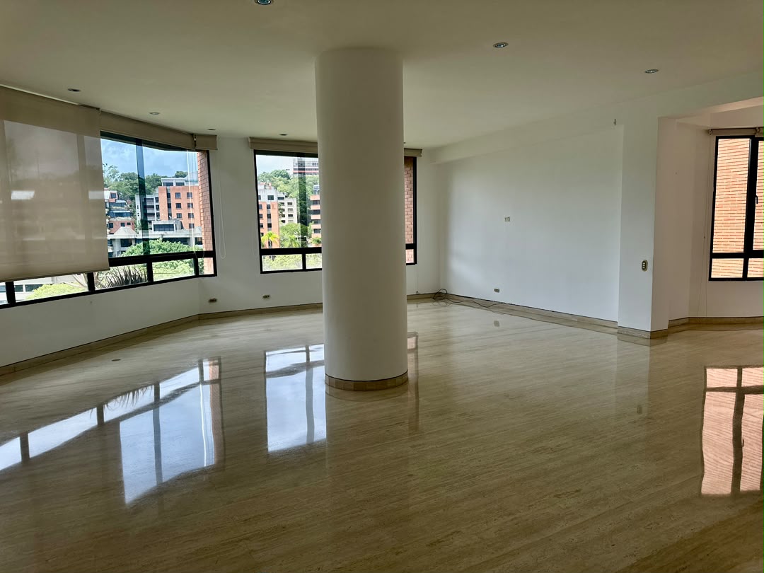 Se alquila Apto 278m² 4h+s/4b+s/4p Colinas de Valle Arriba 1