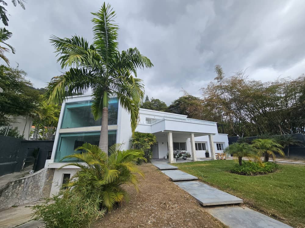 Se Vende/alquila casa 1600m² - 5h/7b/20p - Country Club 1
