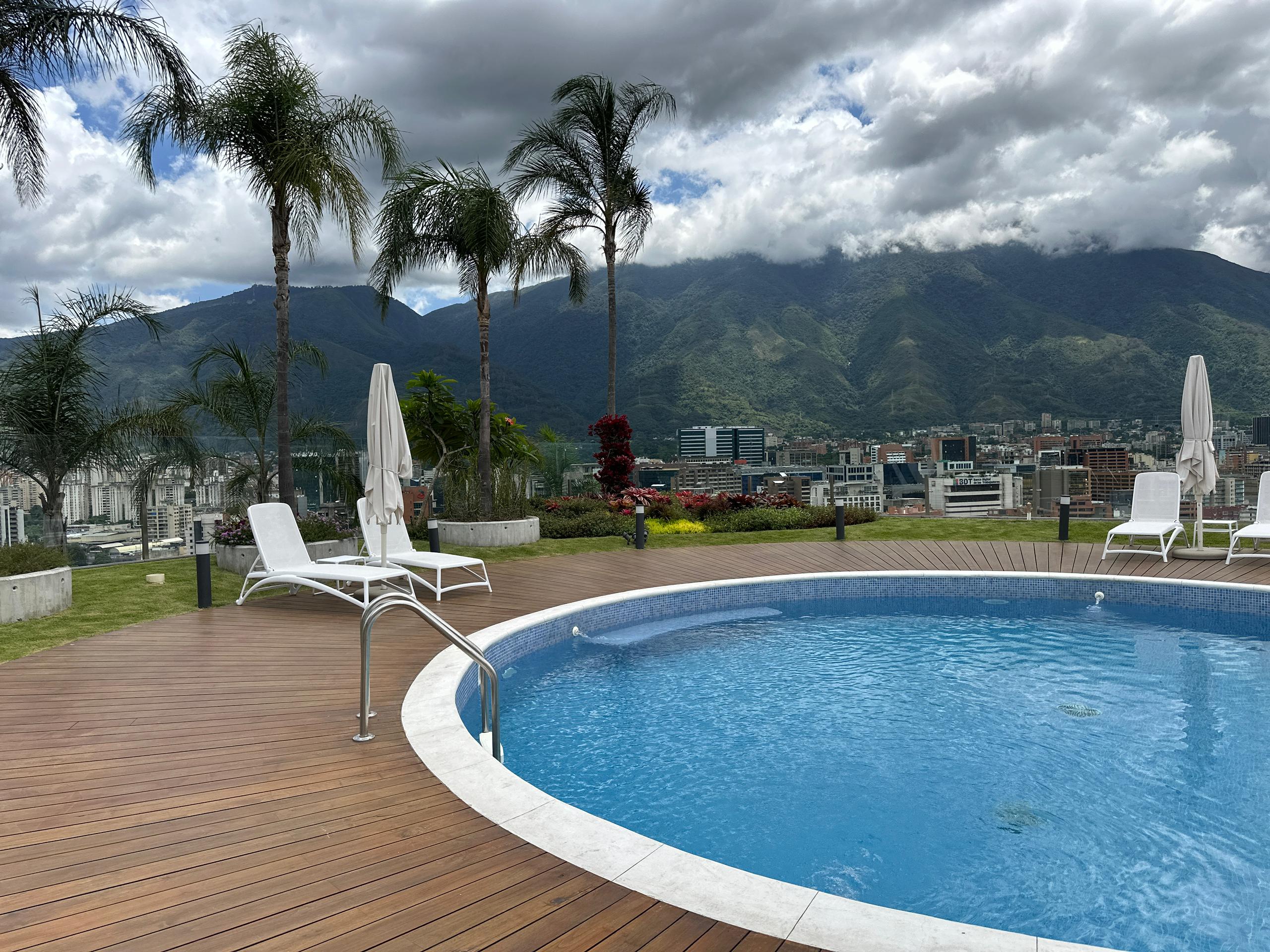 Se alquila Apto 109m² 2h/2b/2e Las Mercedes 1