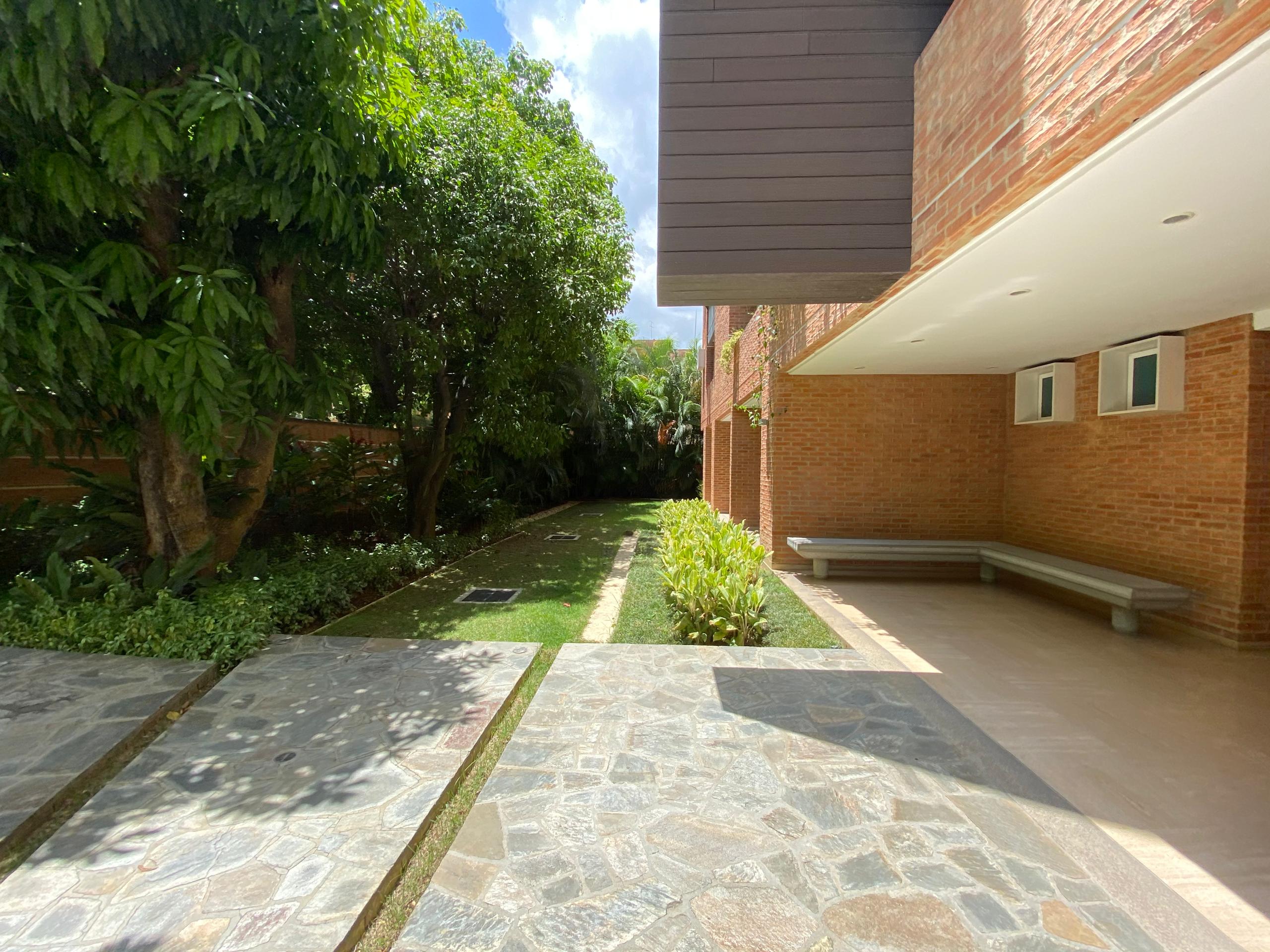 Se alquila Apto 138m² 3h+s/2b+s/3p Campo Alegre 3
