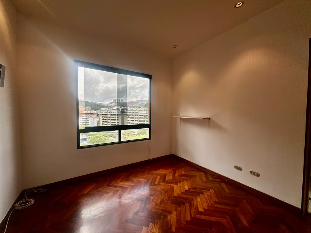Se alquila Apto 278m² 4h+s/4b+s/4p Colinas de Valle Arriba 3