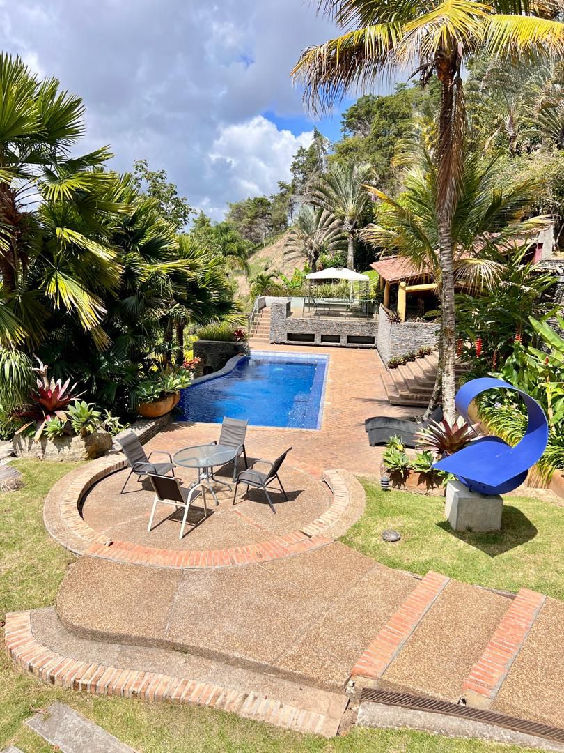 Se vende casa 27000m² (T) 9h/9b/12e La Trinidad (Sector La Granjeria) - Otras fotos