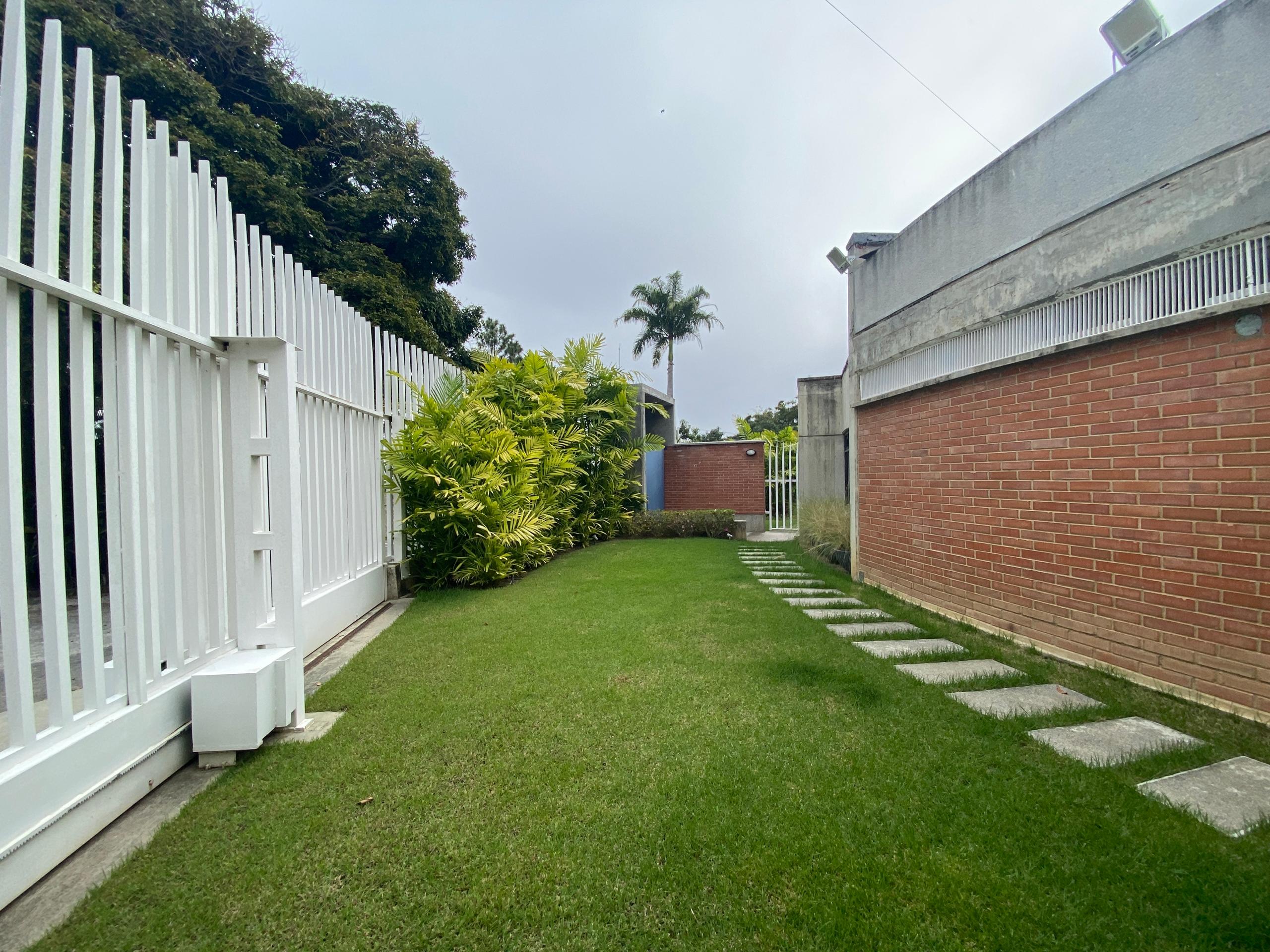 Se vende casa 2000m² 4h+s/4b+s/7e Cerro verde - Otras fotos