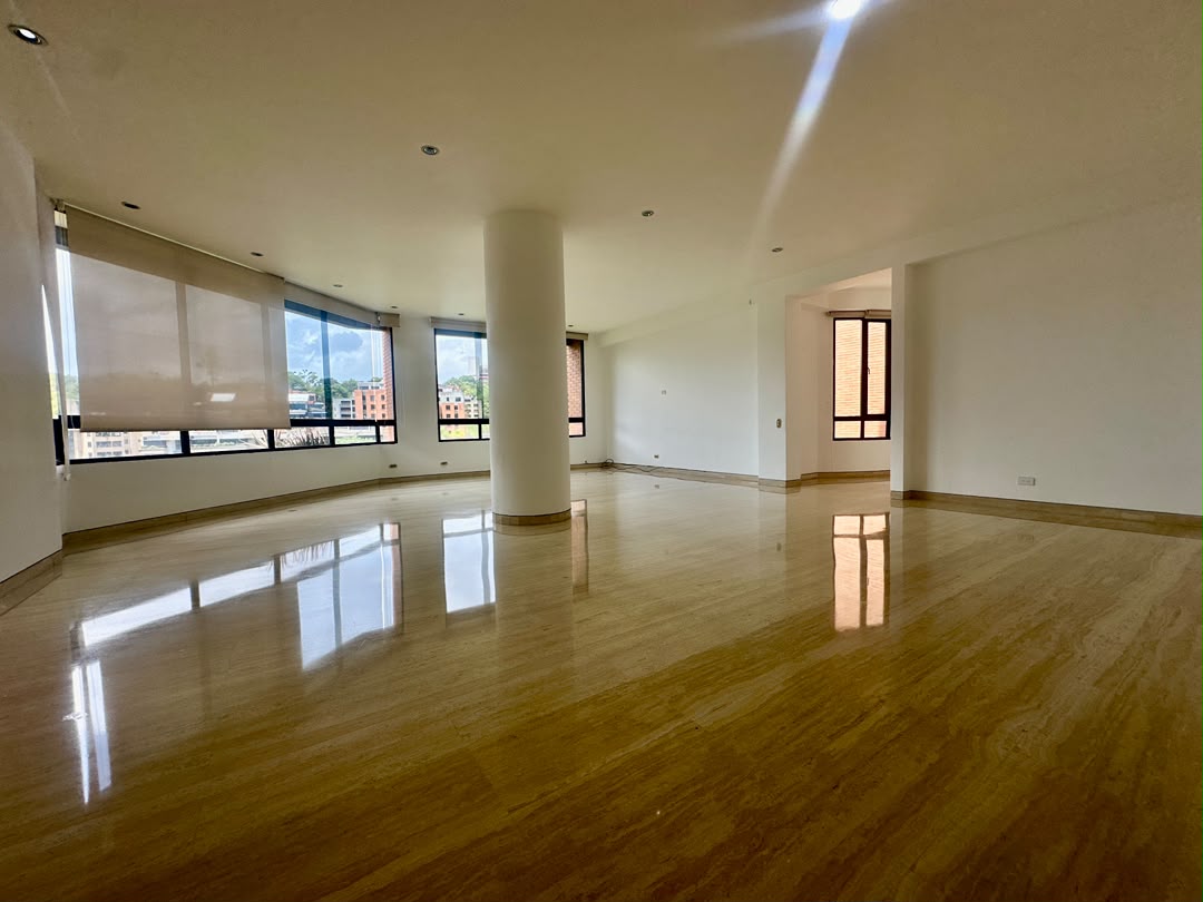 Se alquila Apto 278m² 4h+s/4b+s/4p Colinas de Valle Arriba 2